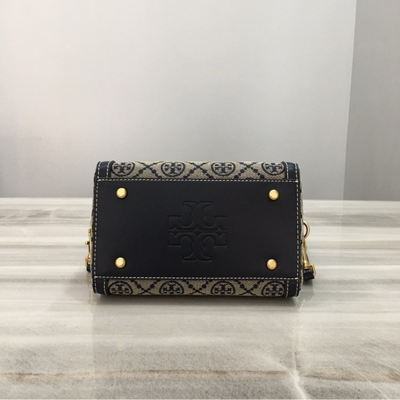 Stylish Black and Gold Handbag - Picture 4 of 9